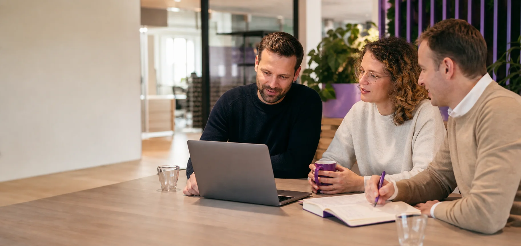 Professionals uit verschillende sectoren werken samen